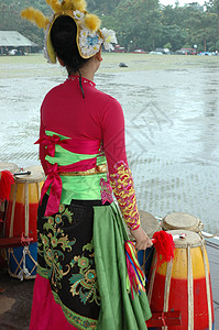 传统舞者团体艺术社区戏服成员旅游乐器文化音乐社会背景图片