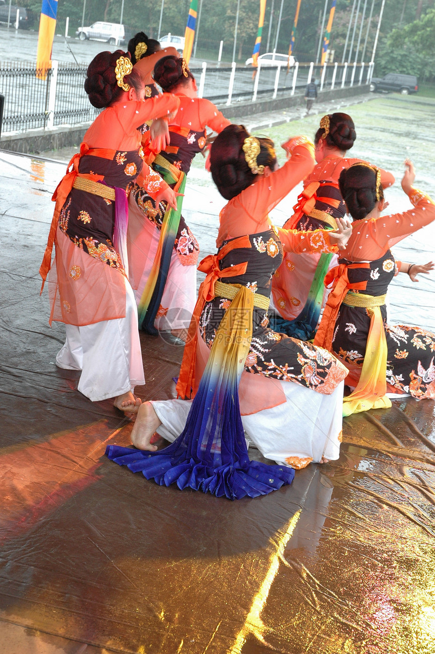 传统舞者乐器音乐艺术戏服成员社会工具社区团体文化图片