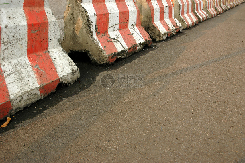 混凝土砖荒地石头碎石交通白色栅栏击剑警告红色停车场图片