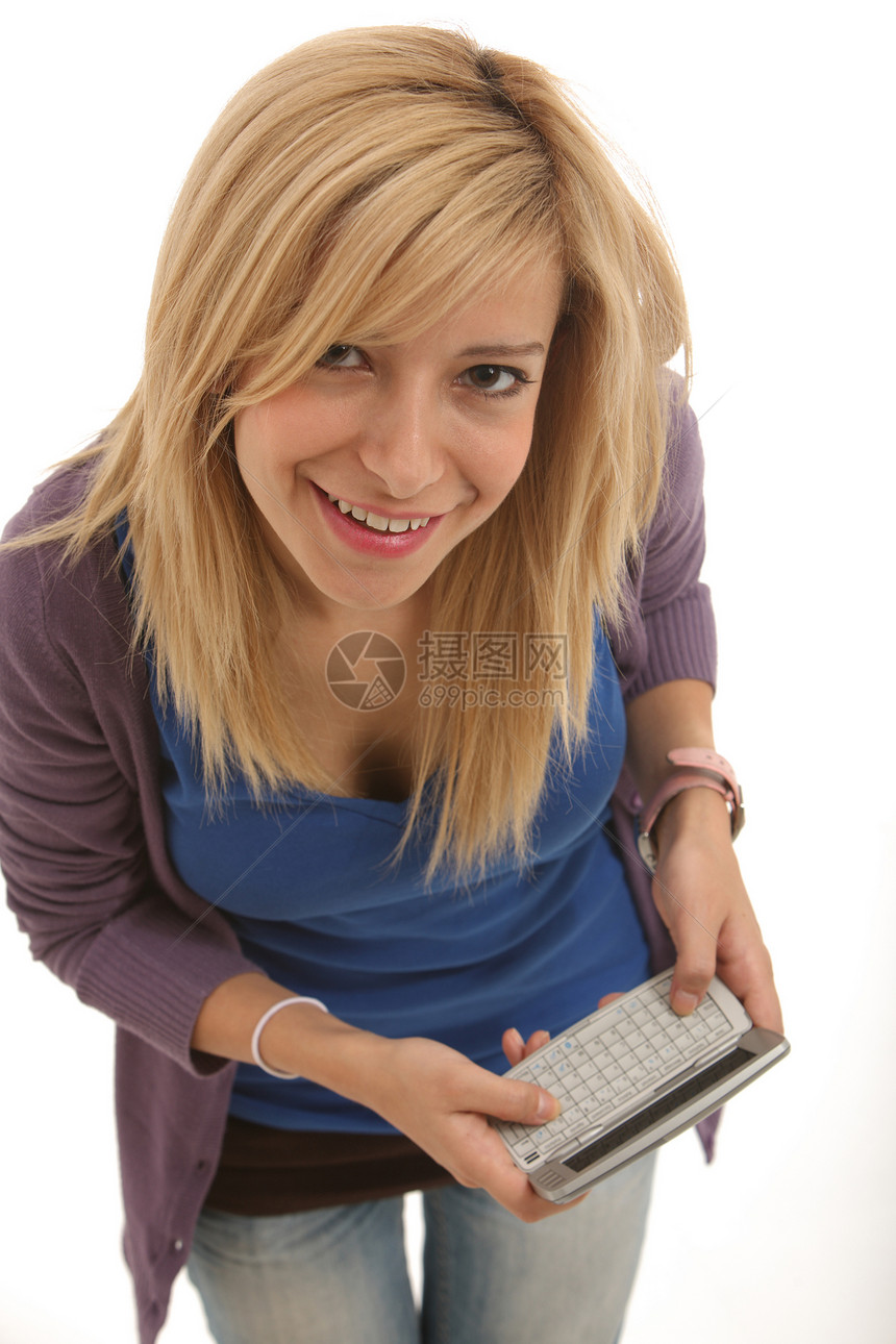 使用智能手机的女孩幸福短信蓝色细胞电脑金发通讯消息衬衫女性图片