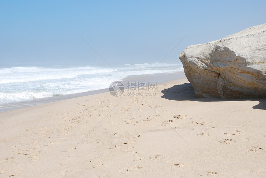 在普拉亚德尔雷伊一个美丽的海滩上的小悬崖风景海景海洋天空地平线场景悬崖支撑海岸线海浪图片