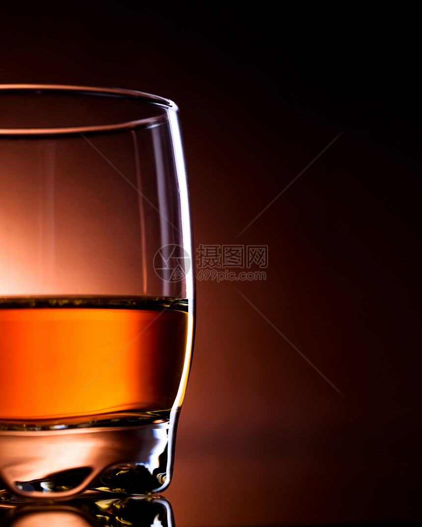 亚伯麦芽饮料琥珀色烈酒色彩液体玻璃反射棕色酒精图片