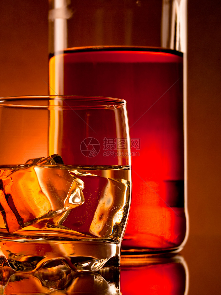 威士忌玻璃麦芽烈酒饮料反射色彩立方体冰块岩石红色图片