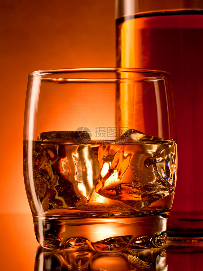 威士忌冰块棕色红色岩石烈酒液体饮料酒精活力玻璃图片