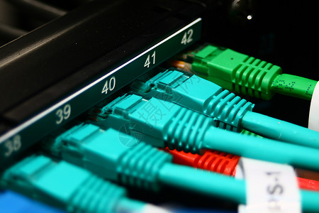 与开关连接的以太网电缆互联网防火墙局域网数据中心绿色线束通讯红色高科技蓝色背景图片