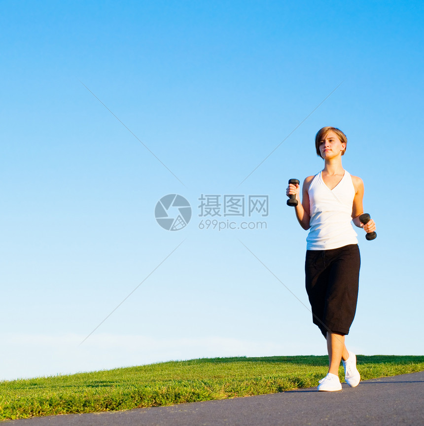 女青年步行重量日出成人耐力损失减肥公园蓝色女性运动图片