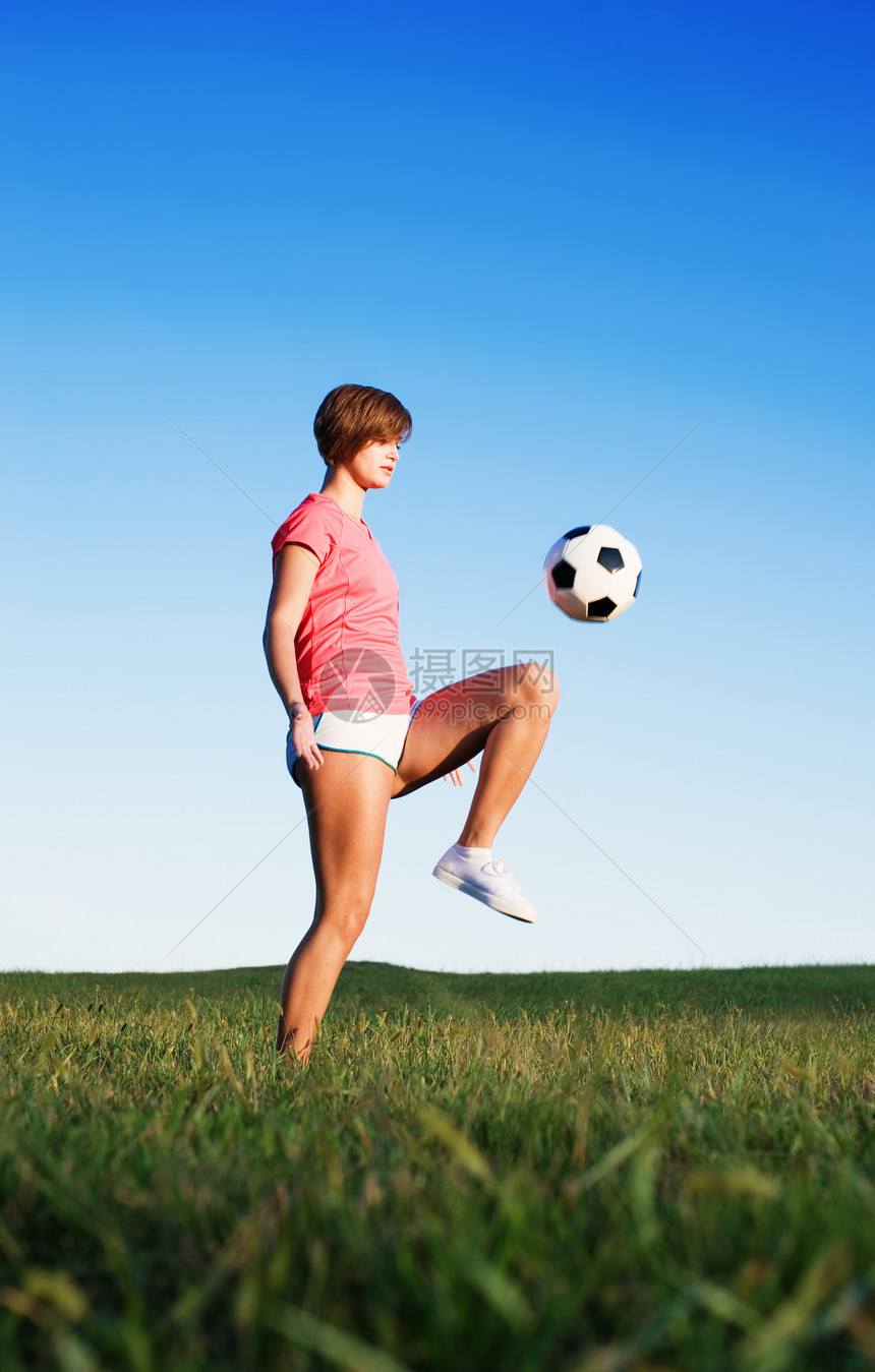 女青年足球运动员草地训练闲暇行动天空游戏地平线力量公园活动图片