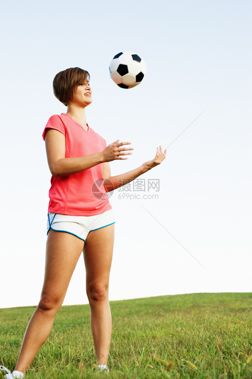 女青年足球运动员玩家活动游戏行动联盟力量地平线红色竞争草地图片