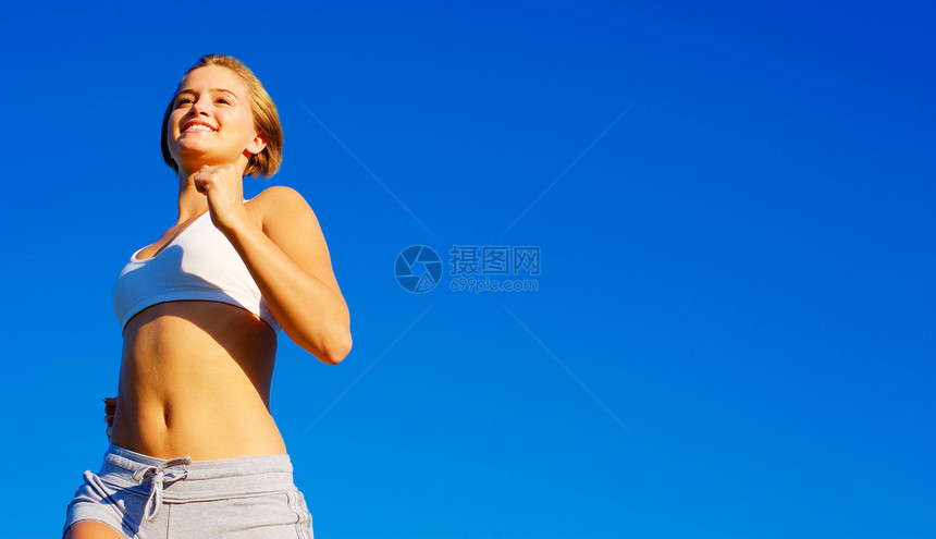 Fit Fit 年轻女性在外工作运动耐力公园晴天成人赛跑者天空慢跑者乐趣跑步图片