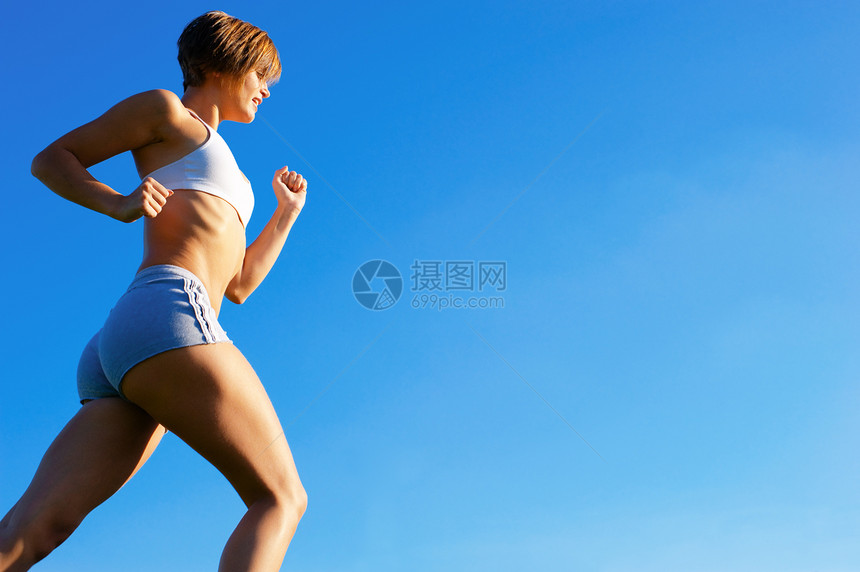 Fit Fit 年轻女性在外工作赛跑者娱乐天空蓝色女士运动运动员活动活力慢跑图片