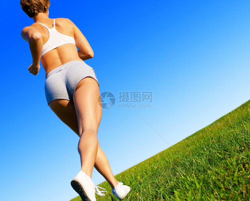 Fit Fit 年轻女性在外工作蓝色娱乐赛跑者晴天慢跑跑步运动行动活动成人图片