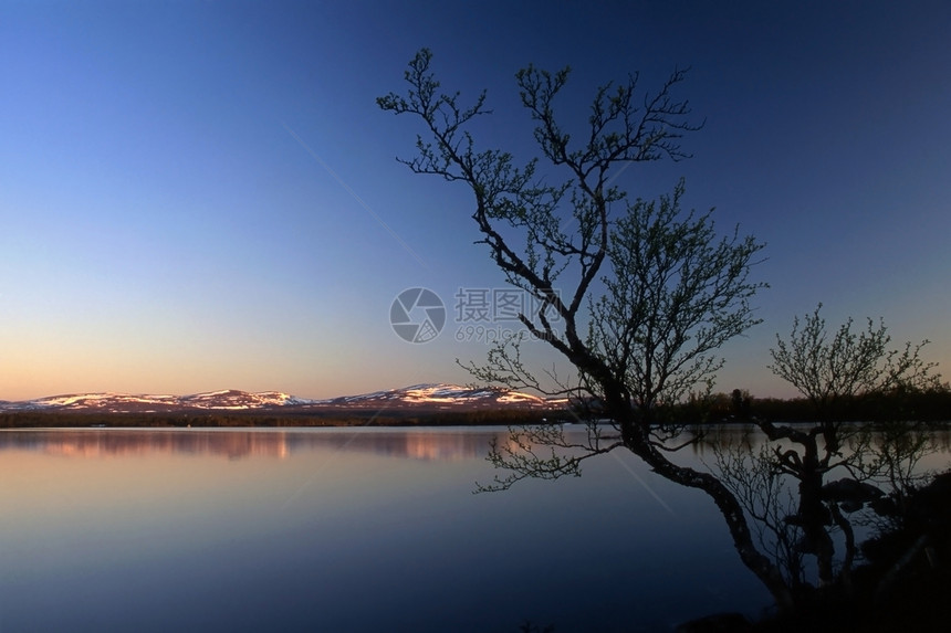 镜面湖雪山美丽树木阳光旅游太阳蓝色水库反射场景图片