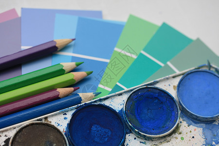 收集彩色样品 水颜色和铅笔艺术家工艺样本彩虹爱好水彩画水彩活力绘画调色板背景图片