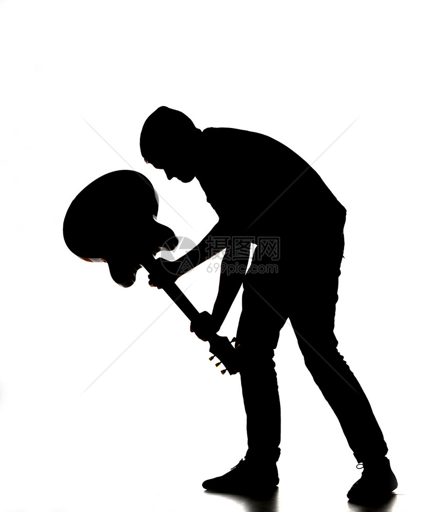 一个人打他的吉他时的脚影静物明星音乐岩石摇滚乐器原声工作室图片