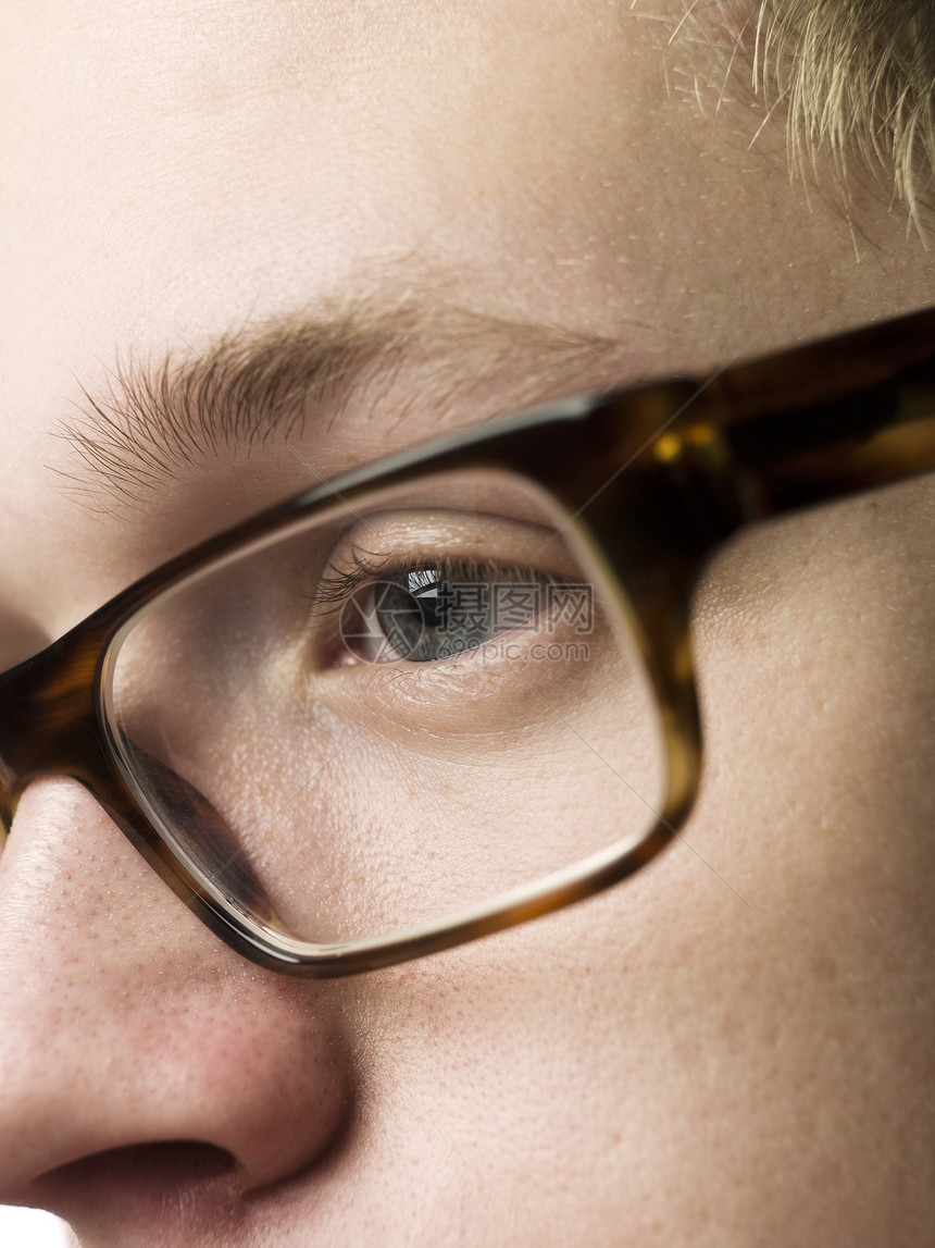 戴眼镜的男子白色视觉韭葱短焦产品眼镜男性男人眼睛玻璃图片