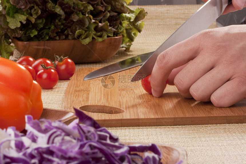 切切蔬菜红色沙拉盘子青椒餐厅服务食物男人木板图片