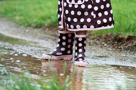 雨衣照片素材雨靴和泥板背景