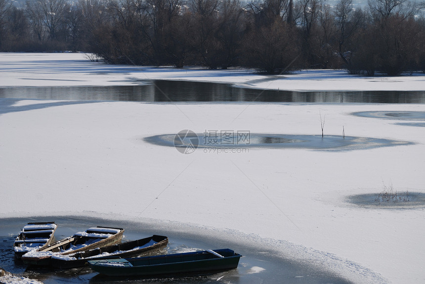 小型冷冻河晴天场景阳光图层脆弱性日光曲线新年银行季节图片