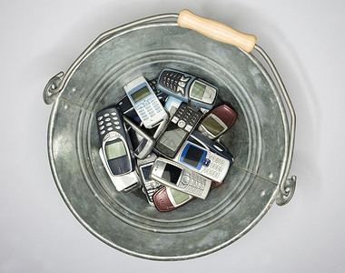 弹出手机垃圾环境电子产品电池电话生态回收背景图片