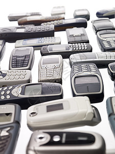 手机数量很多白色展示失序电话静物戒指产品插图工作室背景图片