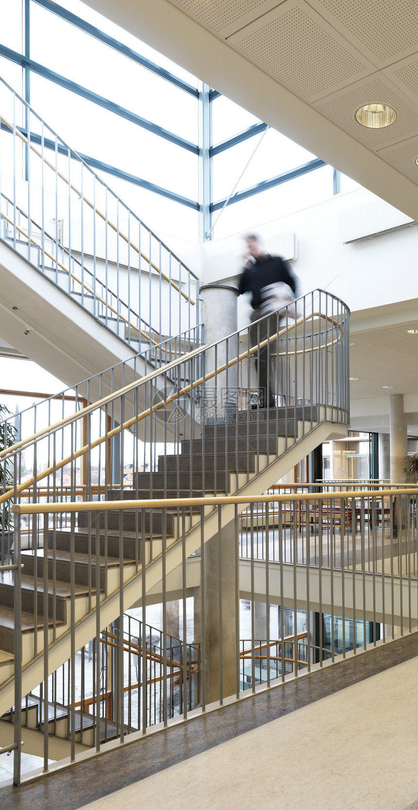 男人走在楼梯上大厅通道压力走廊运动建筑图片