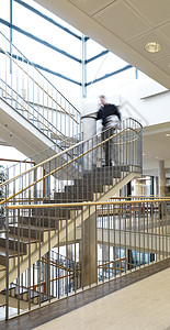 男人走在楼梯上大厅通道压力走廊运动建筑背景图片