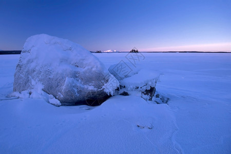冬天石头素材冬季风景石头晴天阴影季节太阳蓝色阳光漂移松树滑雪背景