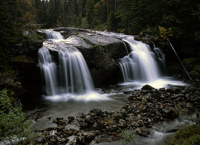 美丽的瀑布山脉岩石公园荒野流动叶子森林树木旅行溪流背景图片