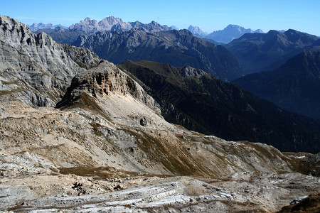 山区谷地天空蓝色岩石巅峰石头野生动物背景图片