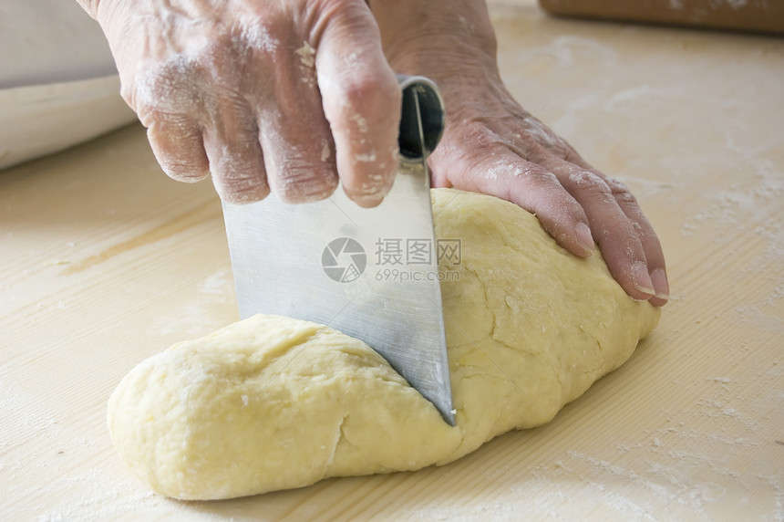 给钱厨房手工面粉蛋糕面包师女人厨师刀具面团面包图片