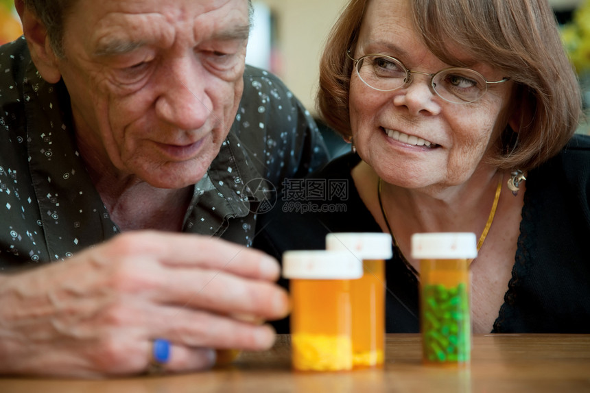老年夫妇检查用药药物丈夫医疗妻子成年人药品瓶子剂量男人处方笑容图片