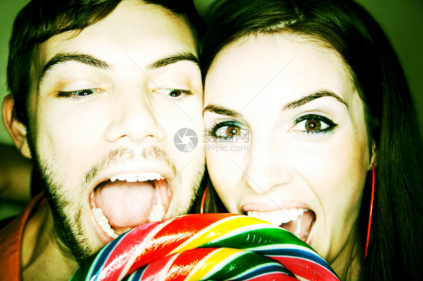 几对咬到棒棒糖咀嚼女士食物夫妻漩涡乐趣糖果图片