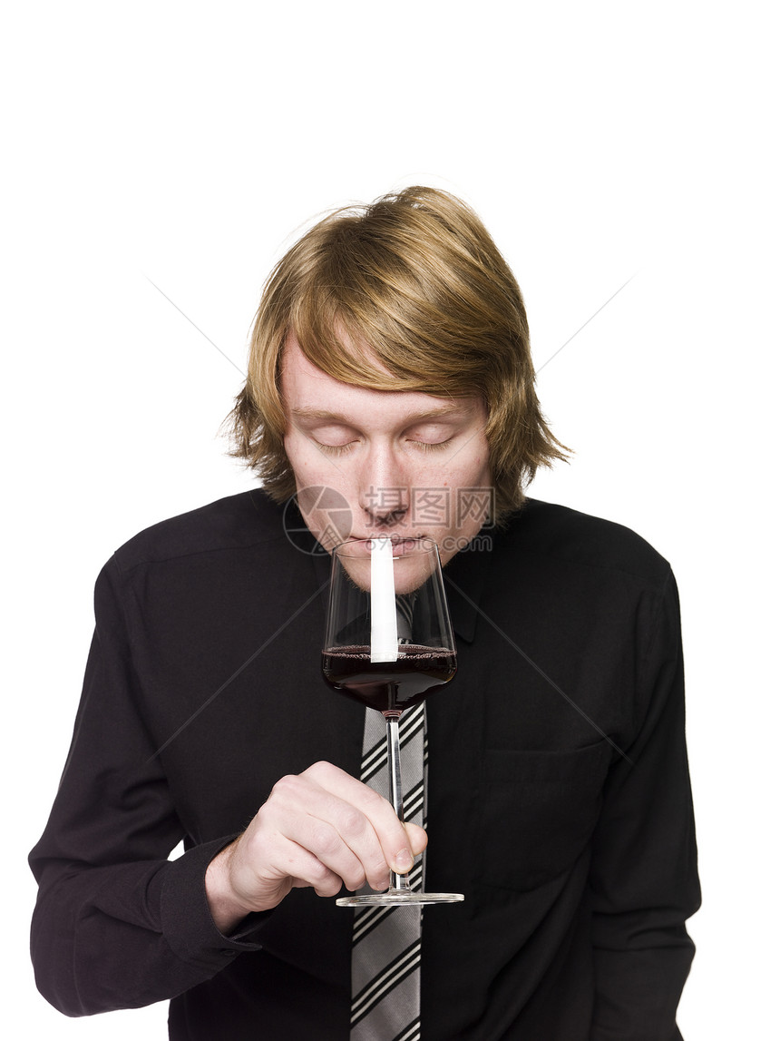 男人闻着葡萄酒的香味领带奢华测试享受香气酒精红色工作室食物图片
