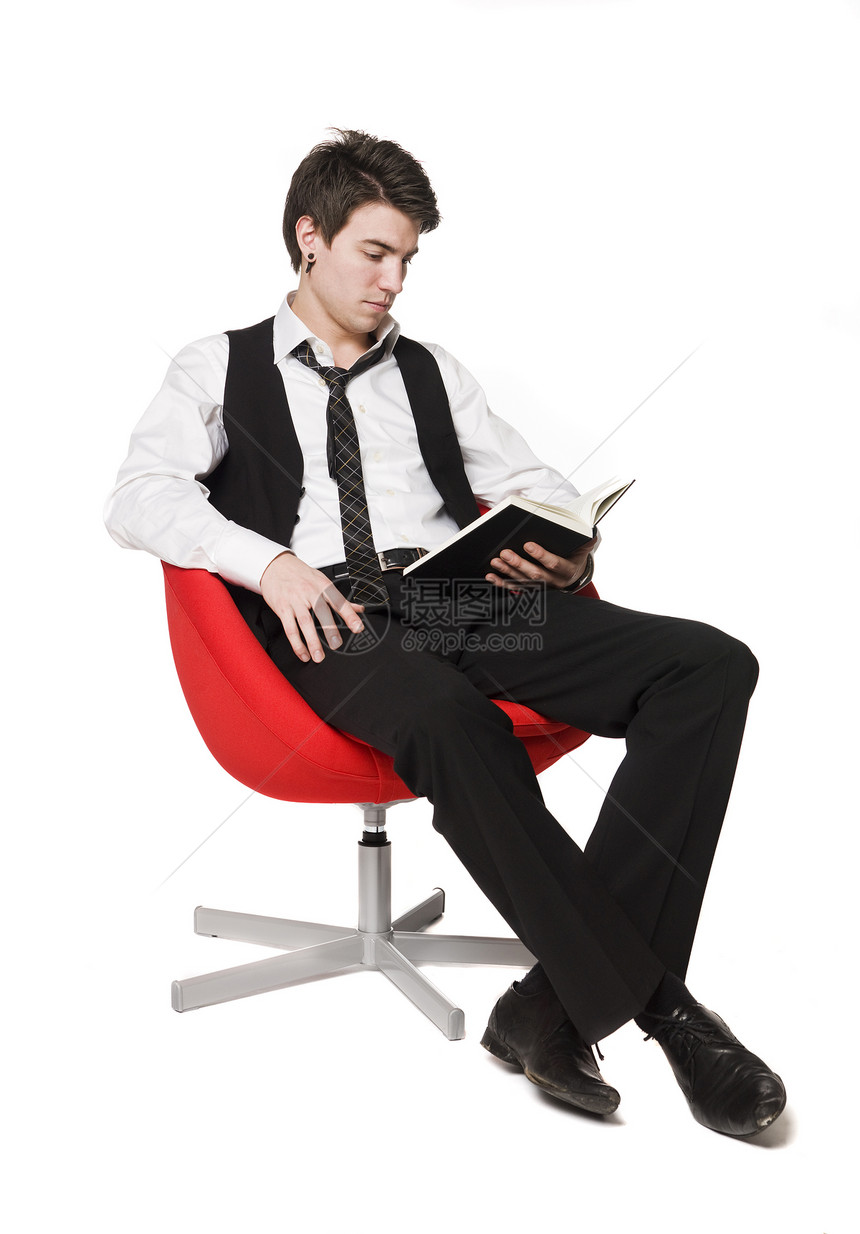 男人在读书红色扶手椅失误男生男性工作室休息领带人士套装图片