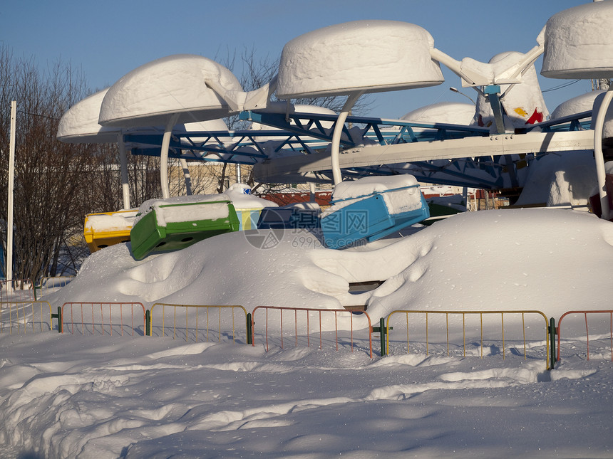 充斥着雪地旋转木马图片