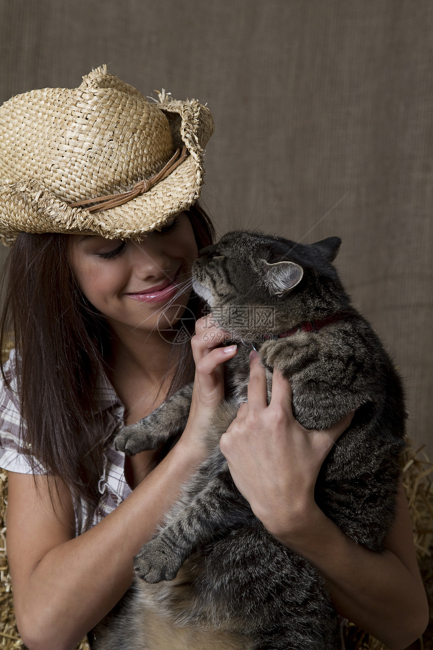 牛仔女孩和她的猫咪青年女孩帽子牛仔宠物朋友们哥们国家黑发胸部图片