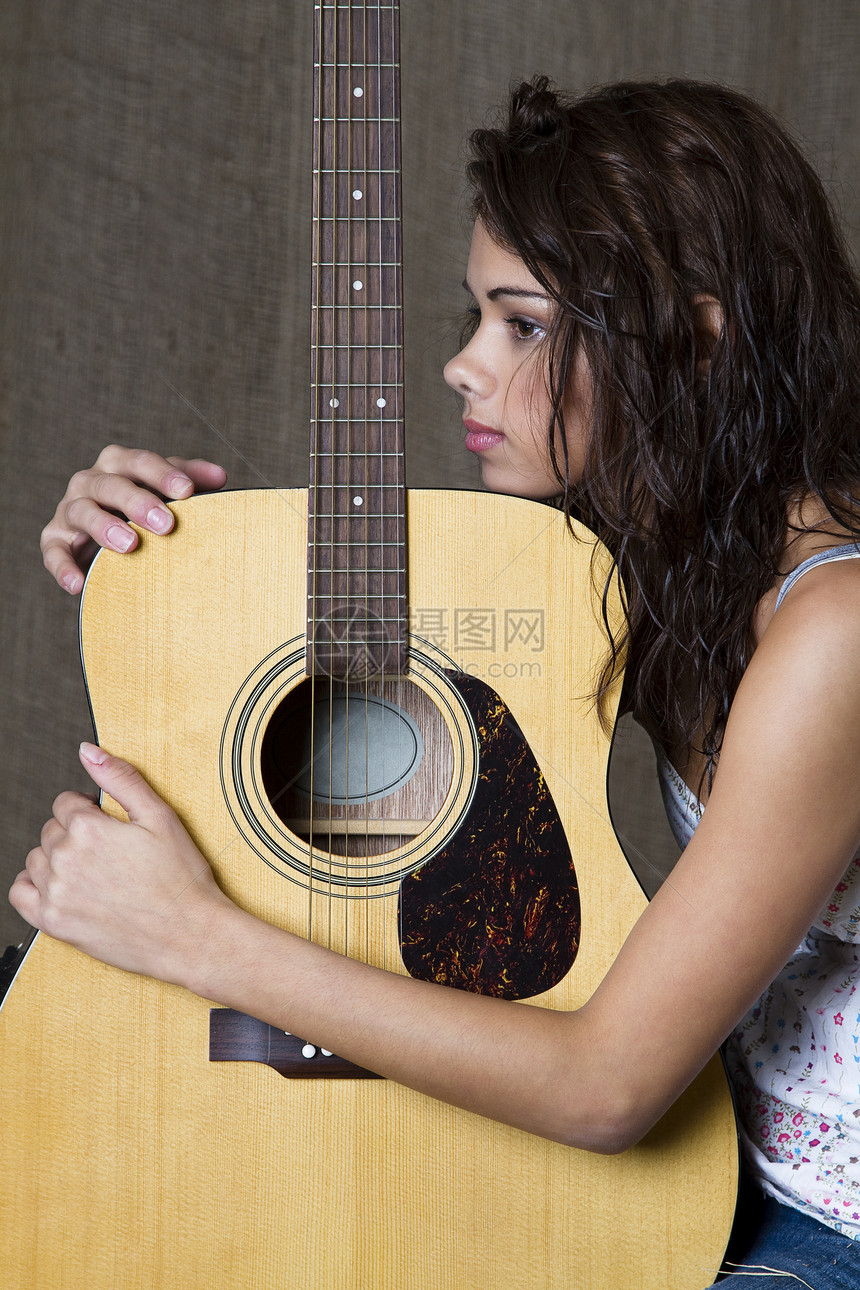 抱着她的吉他图片