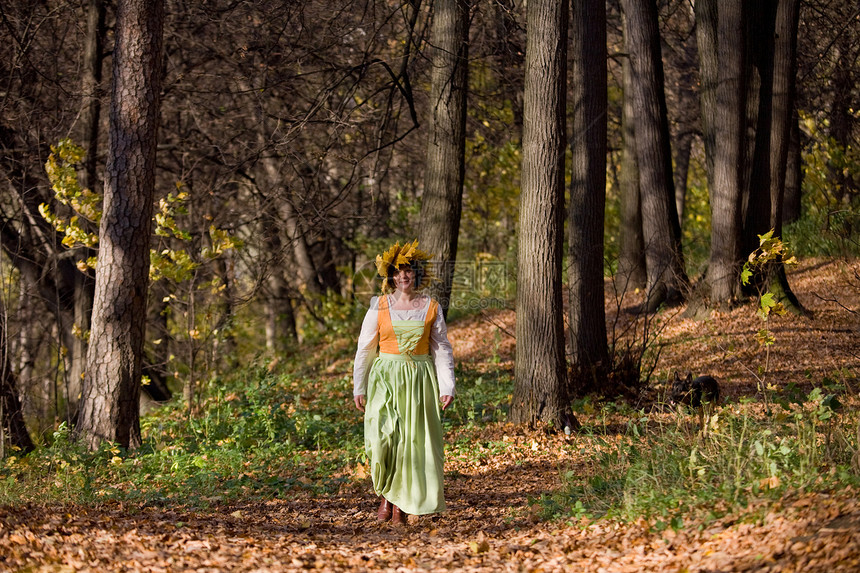 秋林中的女人阴影女士白色故事仙境黄色阳光戏服女性绿色图片