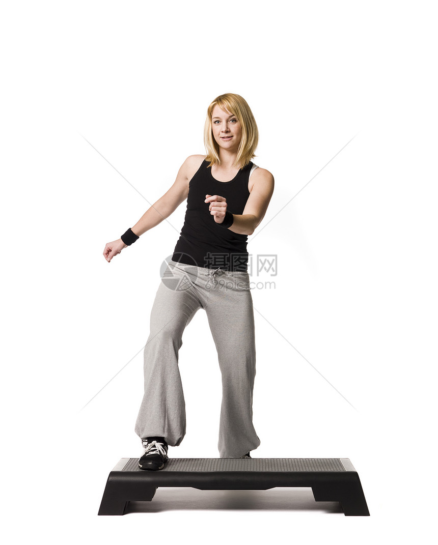 女孩在健身微笑工作竞技工作室女士健身房女性运动体操图片
