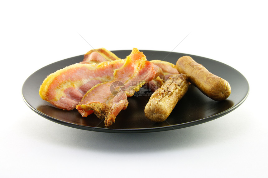 餐桌上的烹饪早餐物品盘子盐渍红色油炸香肠食物猪肉服务午餐餐厅图片