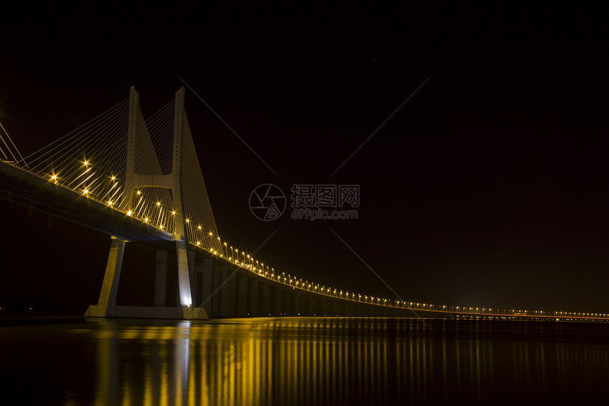 桥夜间伽马景观海港博览会旅行天际商业反射风景城市图片