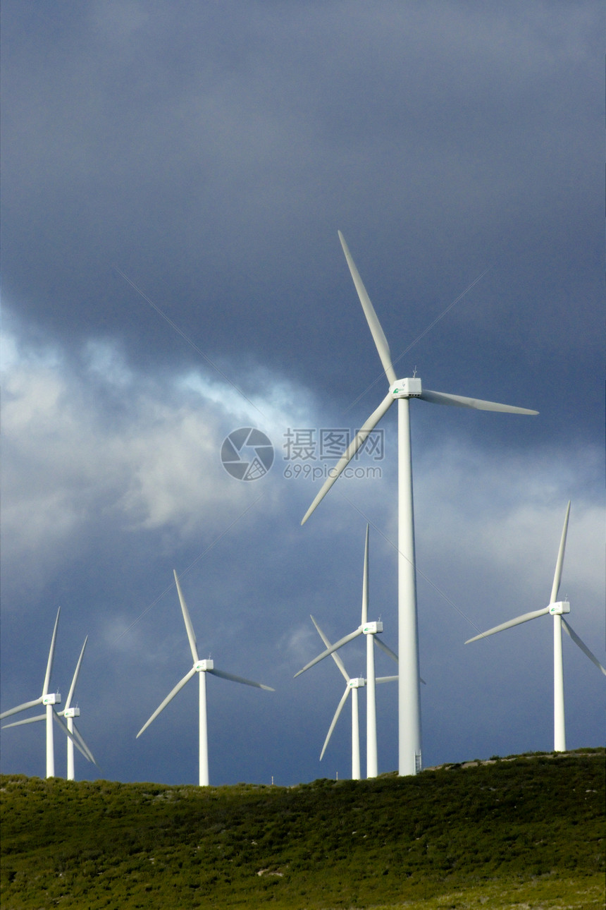 风风农场场地生产绿色天空爬坡蓝色涡轮草地活力转子图片