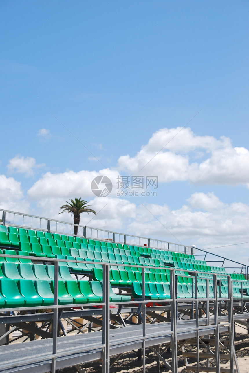 体育场绿色漂白器塑料海滩游戏音乐会足球看台竞技场手表蓝色座位图片