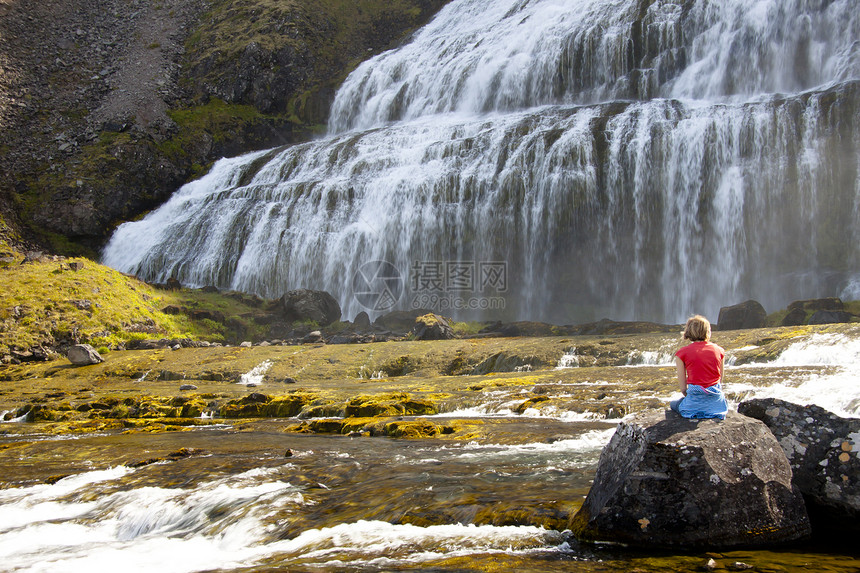 Dynjandi 瀑布背景中冰岛的Dynjandi图片