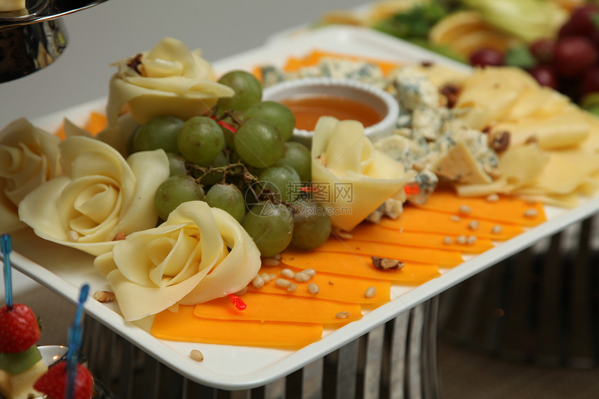 切除几种乳酪盘子宴会托盘沙拉美食食物团体金属婚礼商业图片