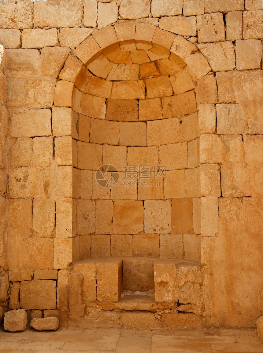 在以色列奥夫达特堡垒中划入一角的古石墙图片