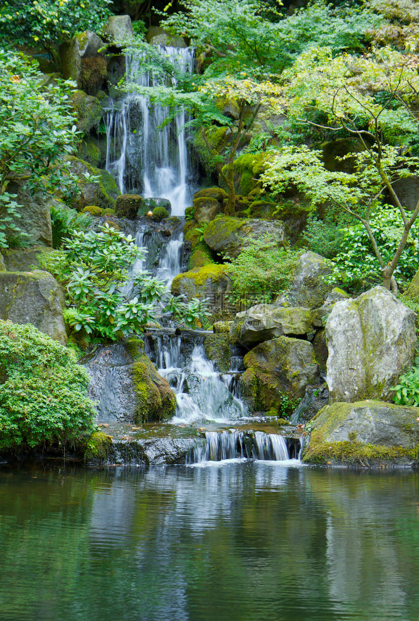 日本花园瀑布 狭小图片