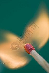燃烧匹配木头点火罢工化学反应橙子红色烧伤火柴黄色绿色背景图片