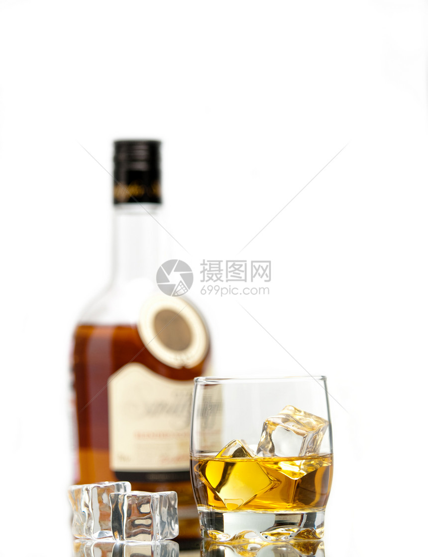 威士忌棕色玻璃液体饮料立方体岩石烈酒金子瓶子图片