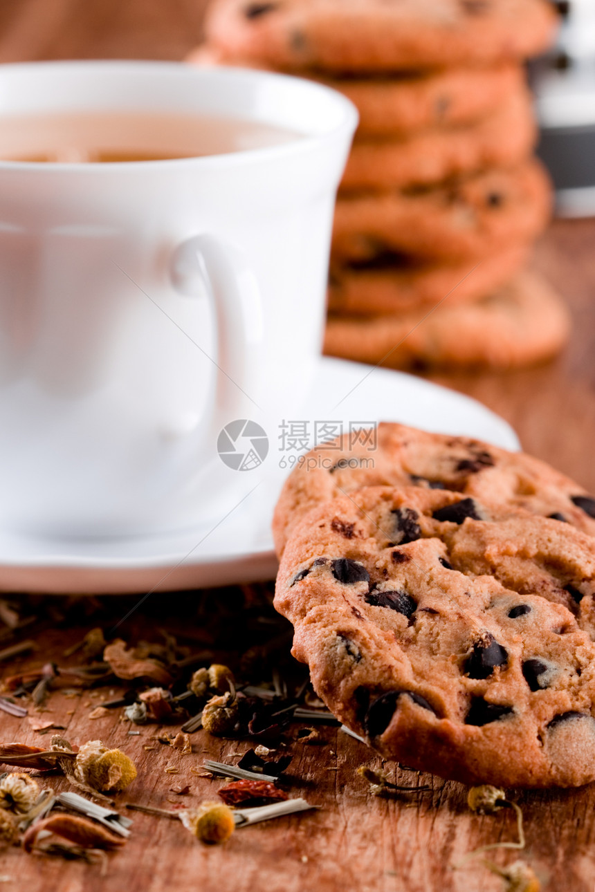 一杯草药茶和一些新鲜饼干飞碟甜点饮料美食陶瓷蛋糕杯子芳香巧克力面包图片